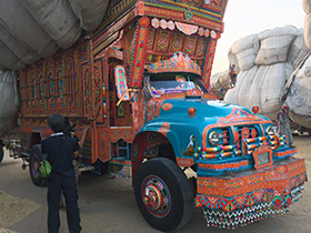 パキスタンのギンギラ・トラック